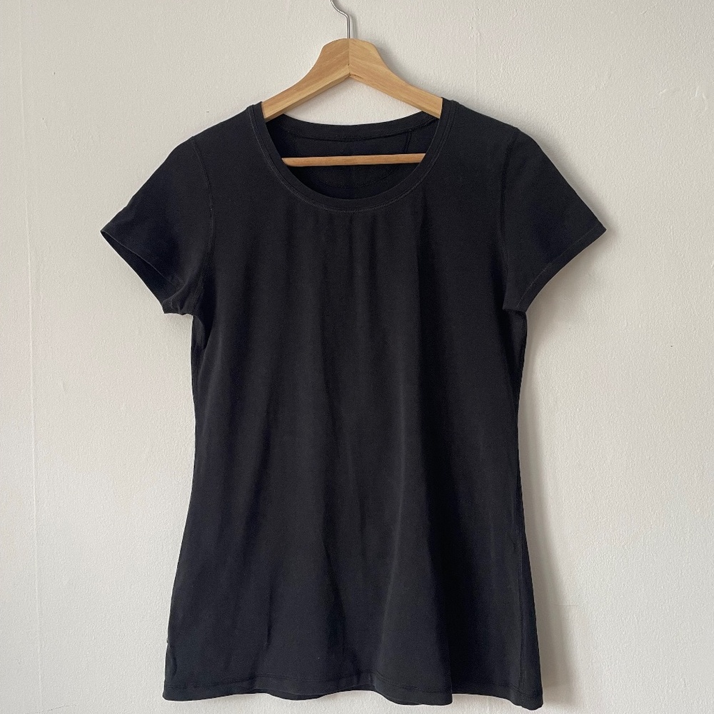 LULULEMON black t-shirt